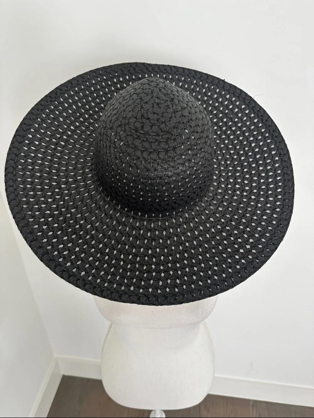 Black Wide-Brim Straw Sun Hat - Classic Women's Accessory